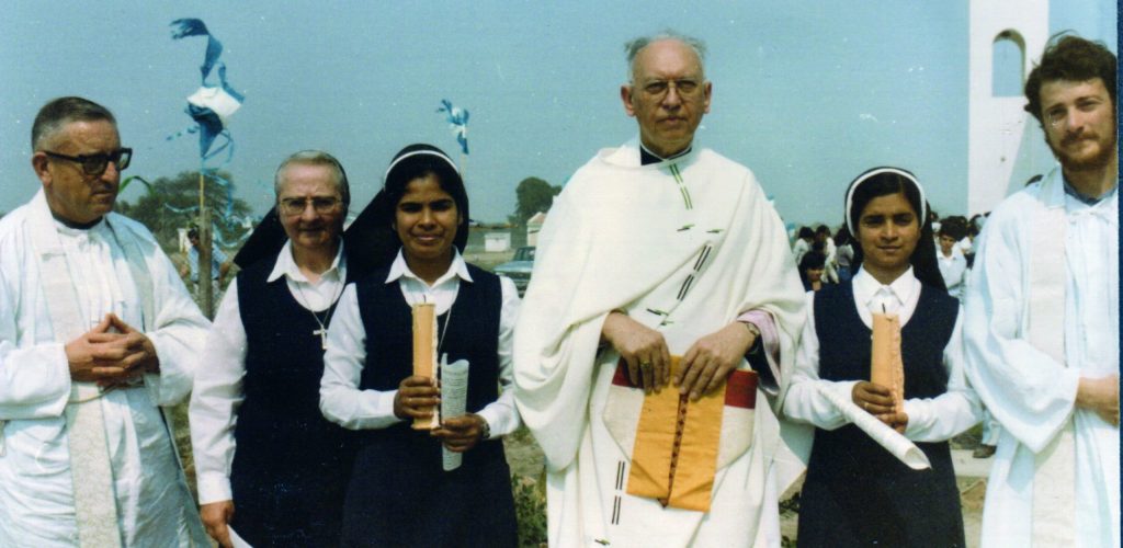 monseñor gottau y 4 personas más