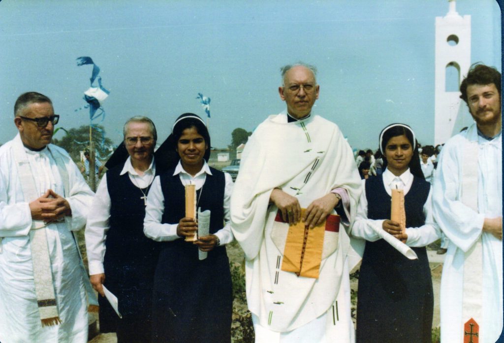 monseñor gottau y 4 personas más